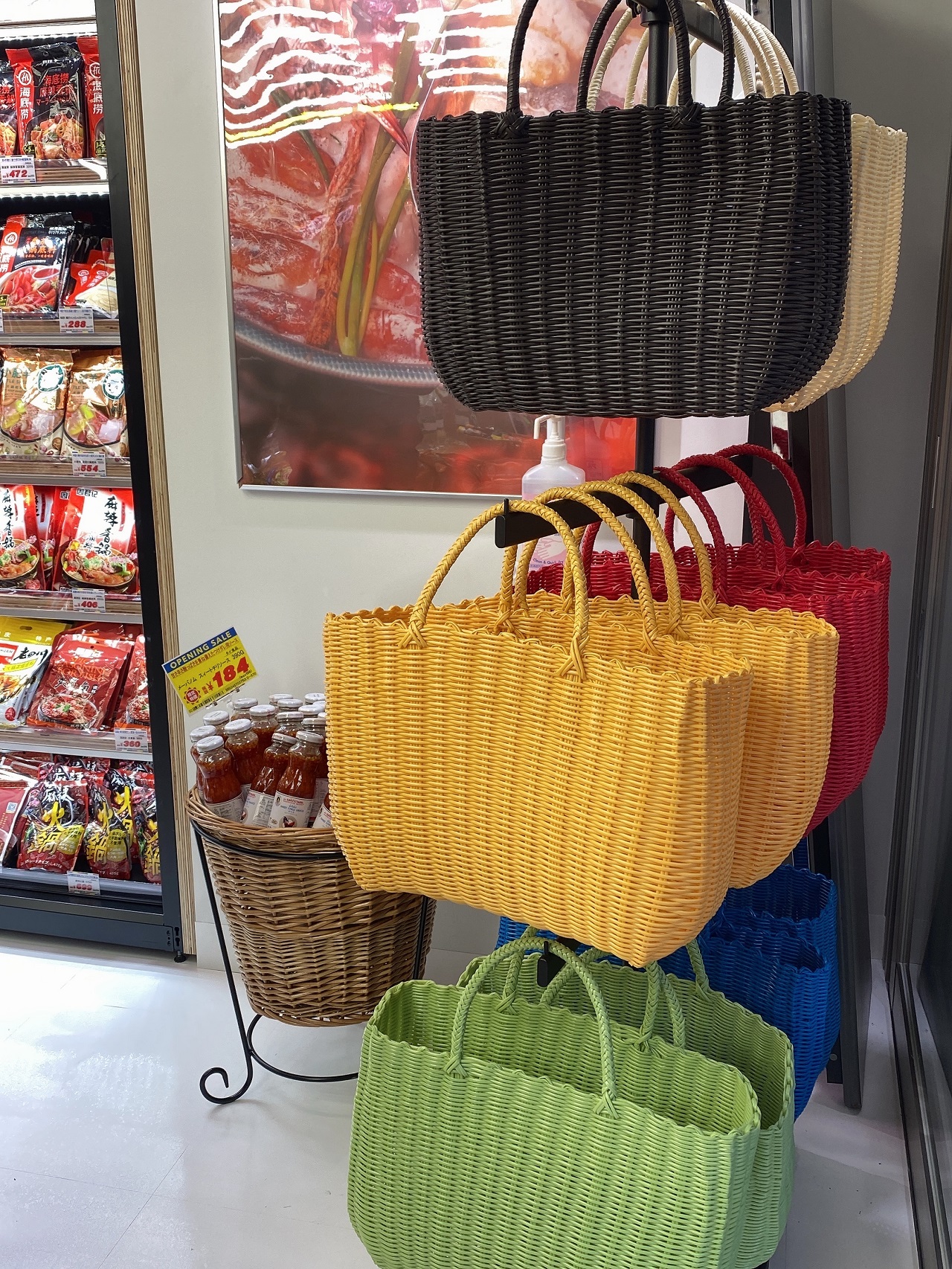 店内用のカラフルなバッグ