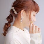 sucreのチタンポストピアスをしている女性