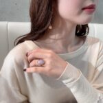 指輪をつけた女性