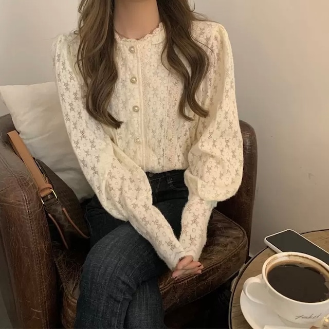 椅子に座った女性