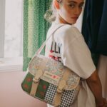 バッグを肩にかけた女性