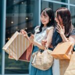 買い物を楽しむ女性たち