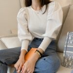 本を抱えている女性