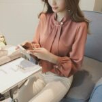 スマホを操作する女性