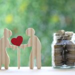 老夫婦のシルエットとお金の入った瓶