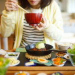 ご飯を食べている人
