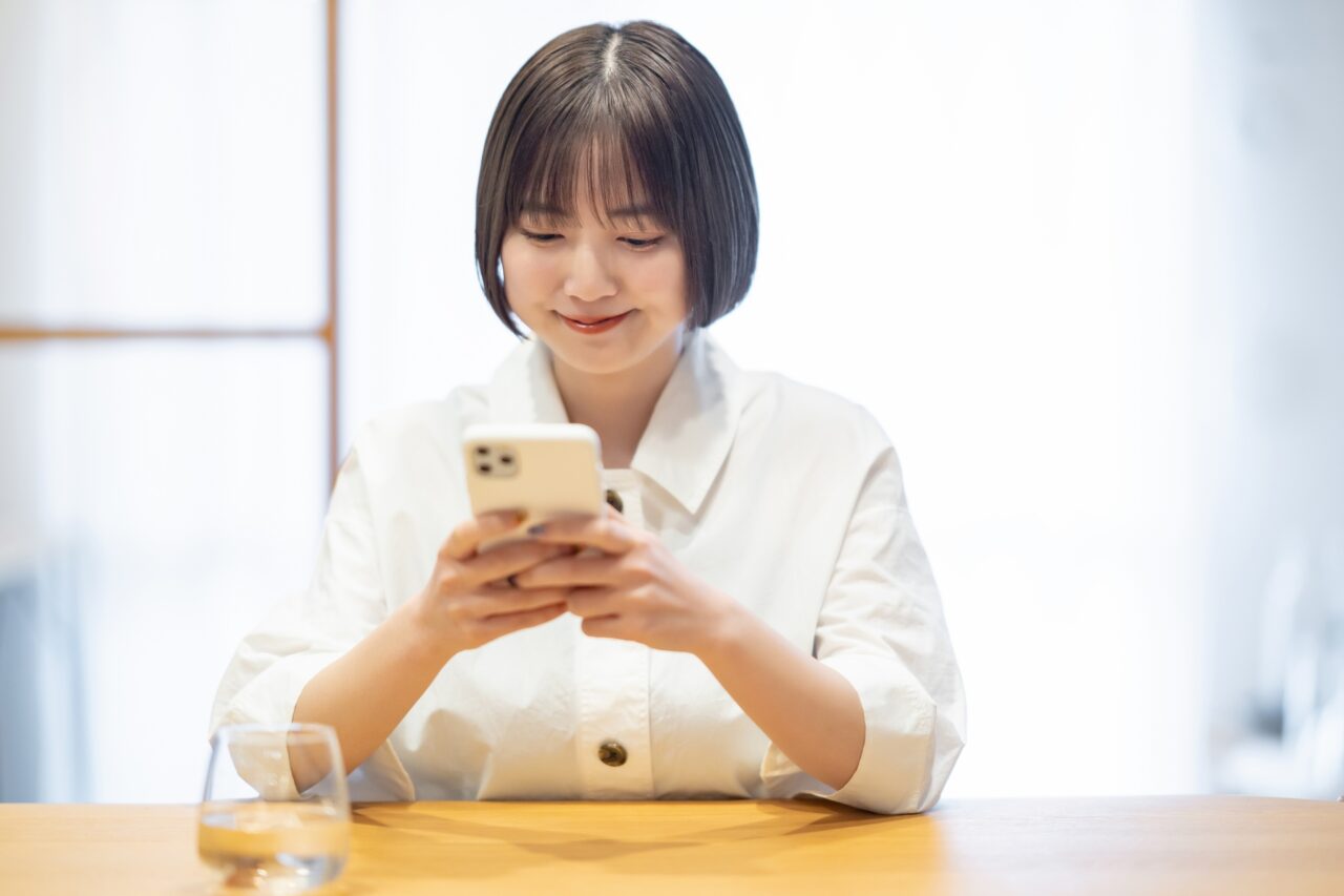 スマホを見ている女性