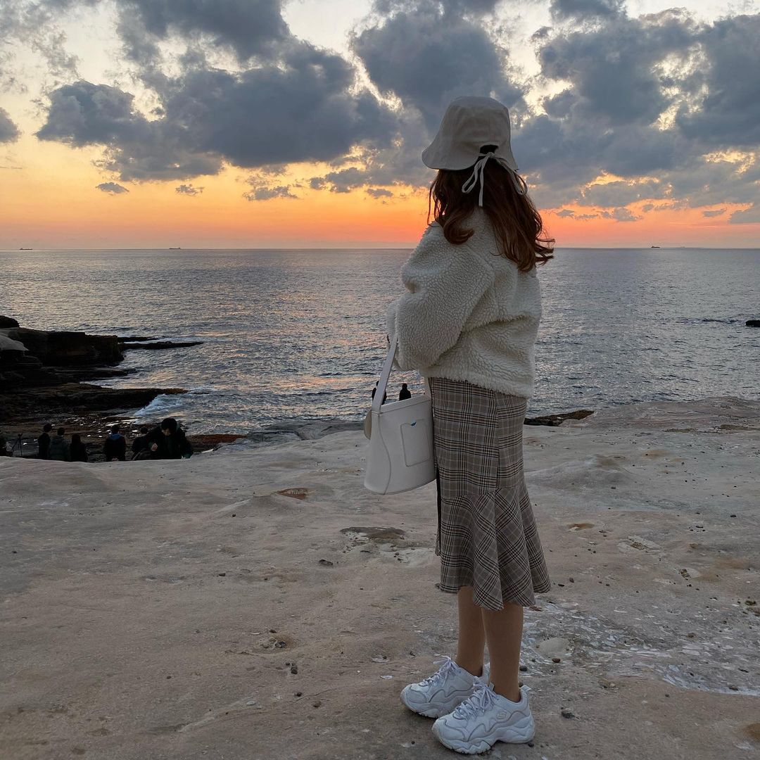 海辺に立つ女性