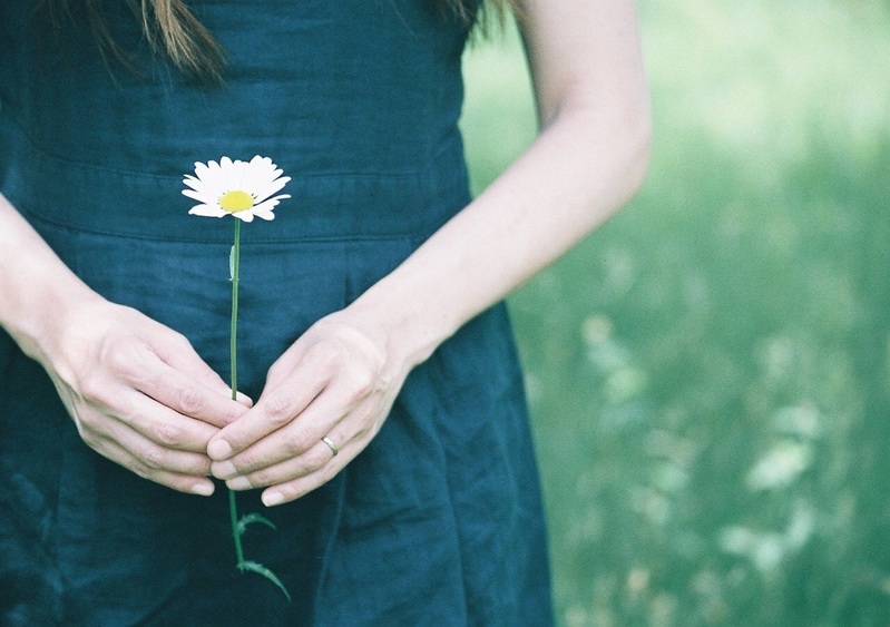 一輪の花を持つ女性