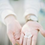 花びらを持つ女性の手