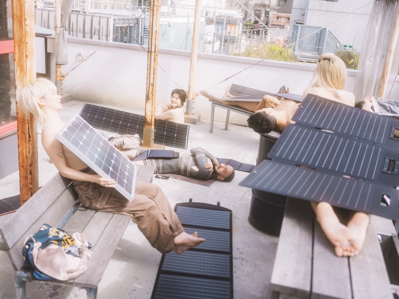 コムアイ「黒い雲がこの空を覆わない限り Solar Charging, Sky Gazing」Photography TOKI