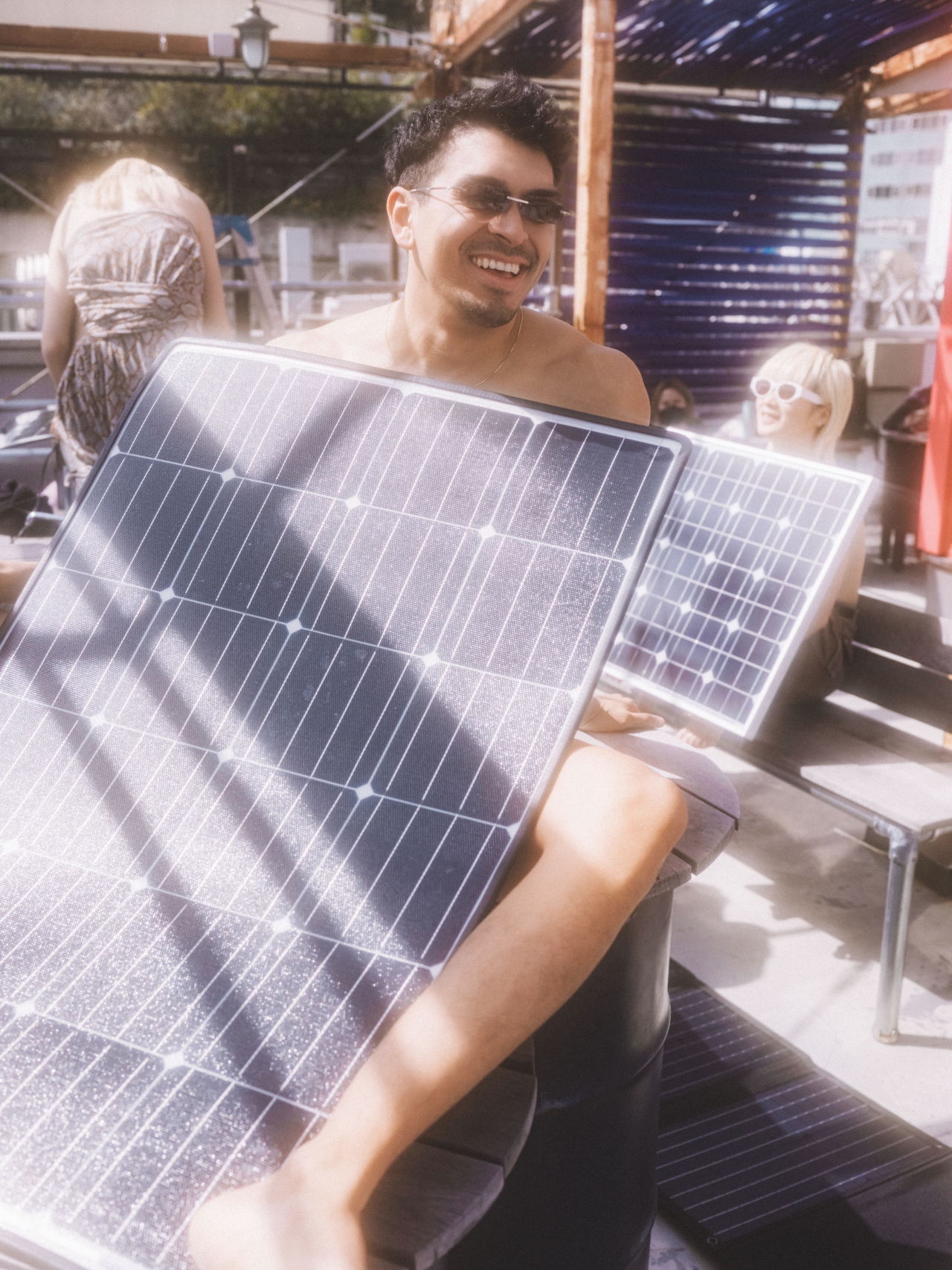 コムアイ「黒い雲がこの空を覆わない限り Solar Charging, Sky Gazing」Photography TOKI