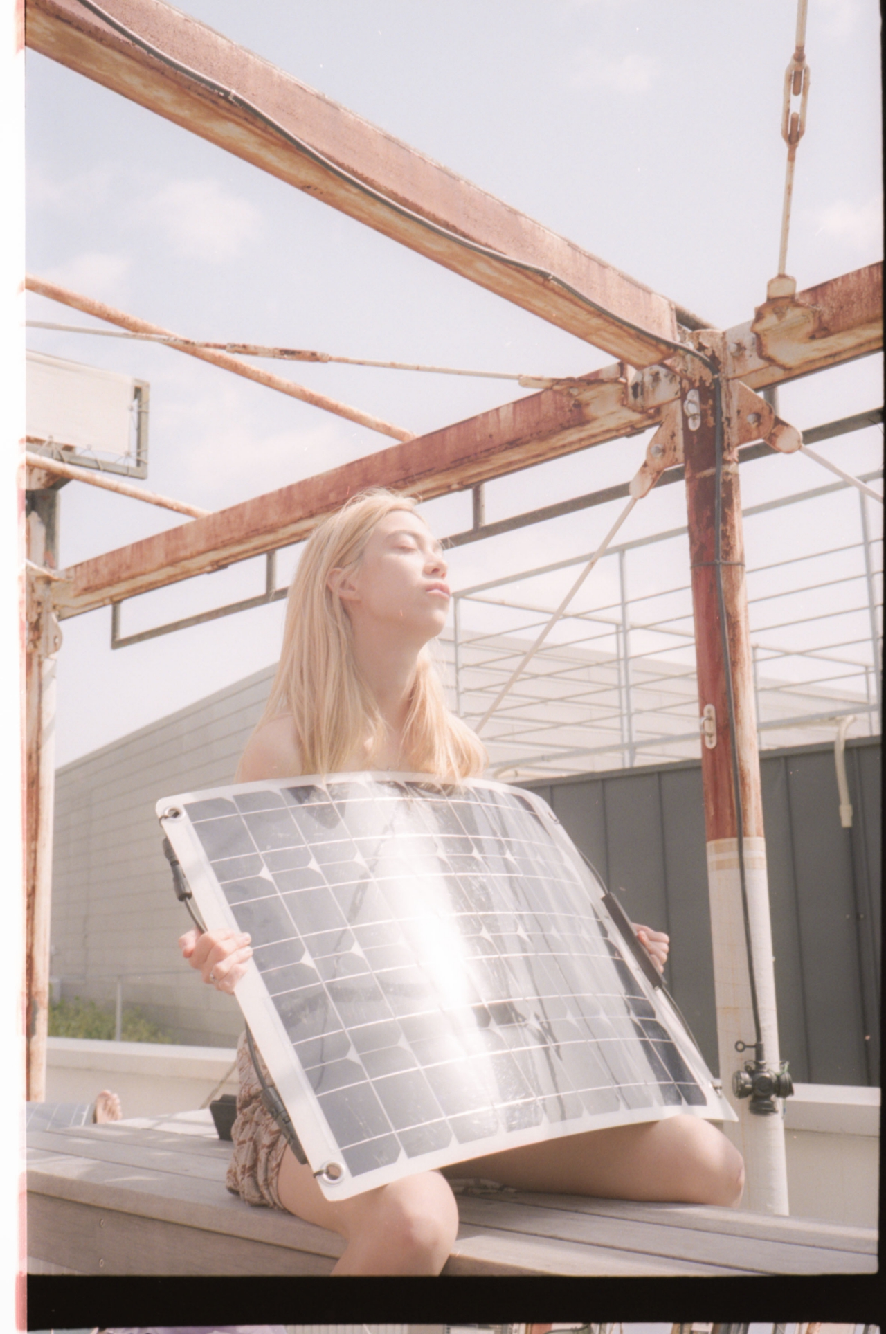 コムアイ「黒い雲がこの空を覆わない限り Solar Charging, Sky Gazing」Photography TOKI