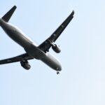 空を飛ぶ飛行機