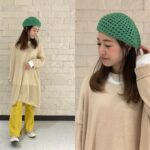 帽子をかぶっている女性の全身と上半身の写真