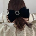 大きなリボンをつけた女性