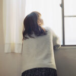 窓の外を見る女性