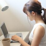 パソコンを操作している女性