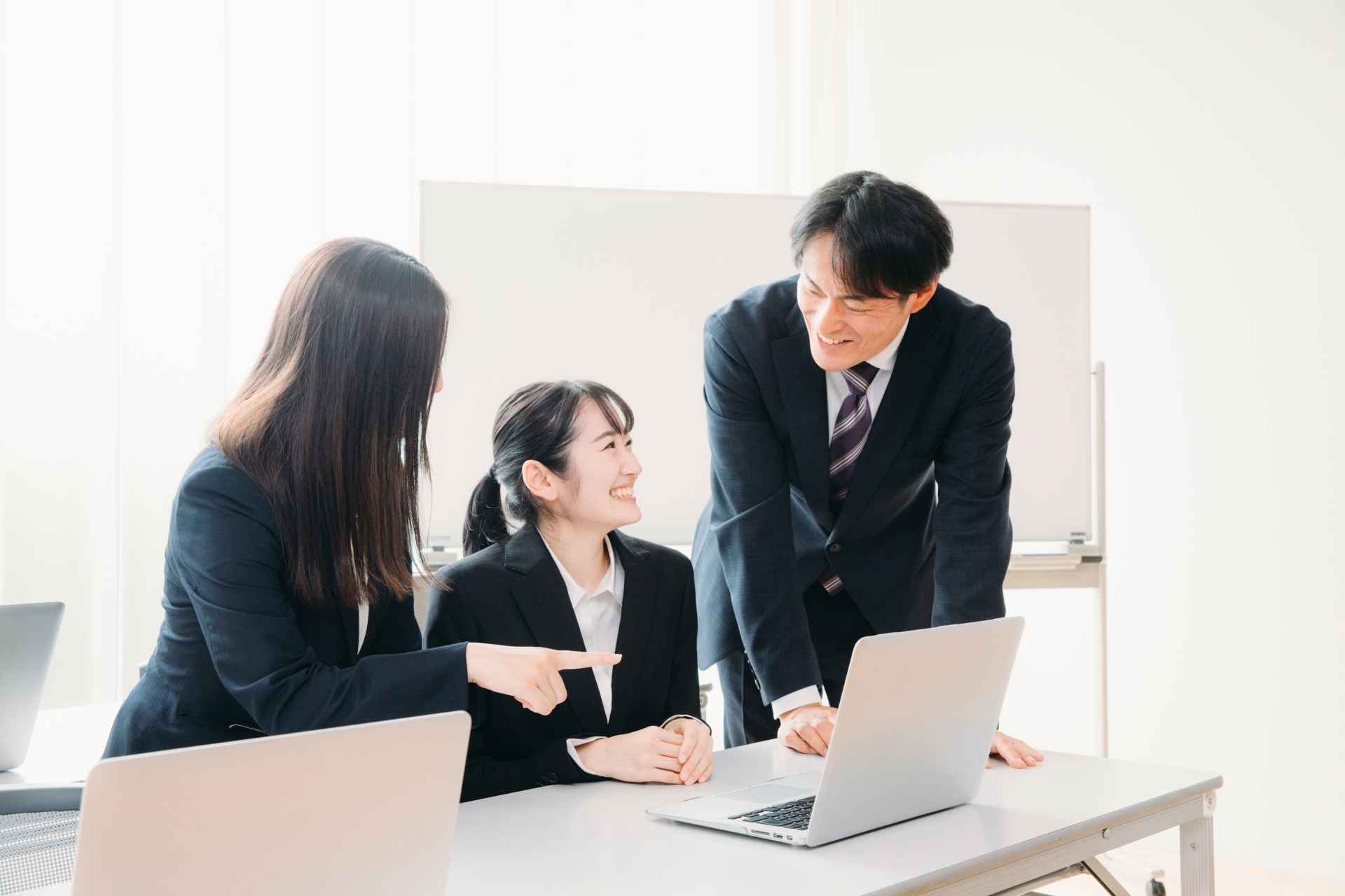 三人で笑っている男女