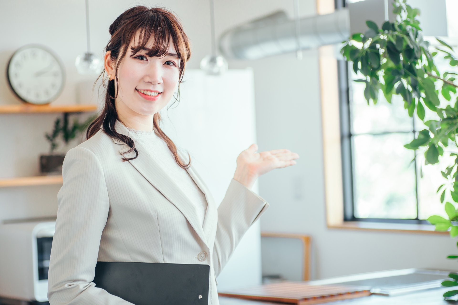 左手を上げている女性