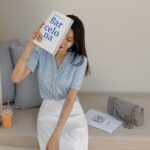 本を手に持っている女性