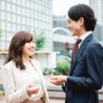 会話をする男女