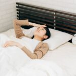 ベッドで横になっている女性