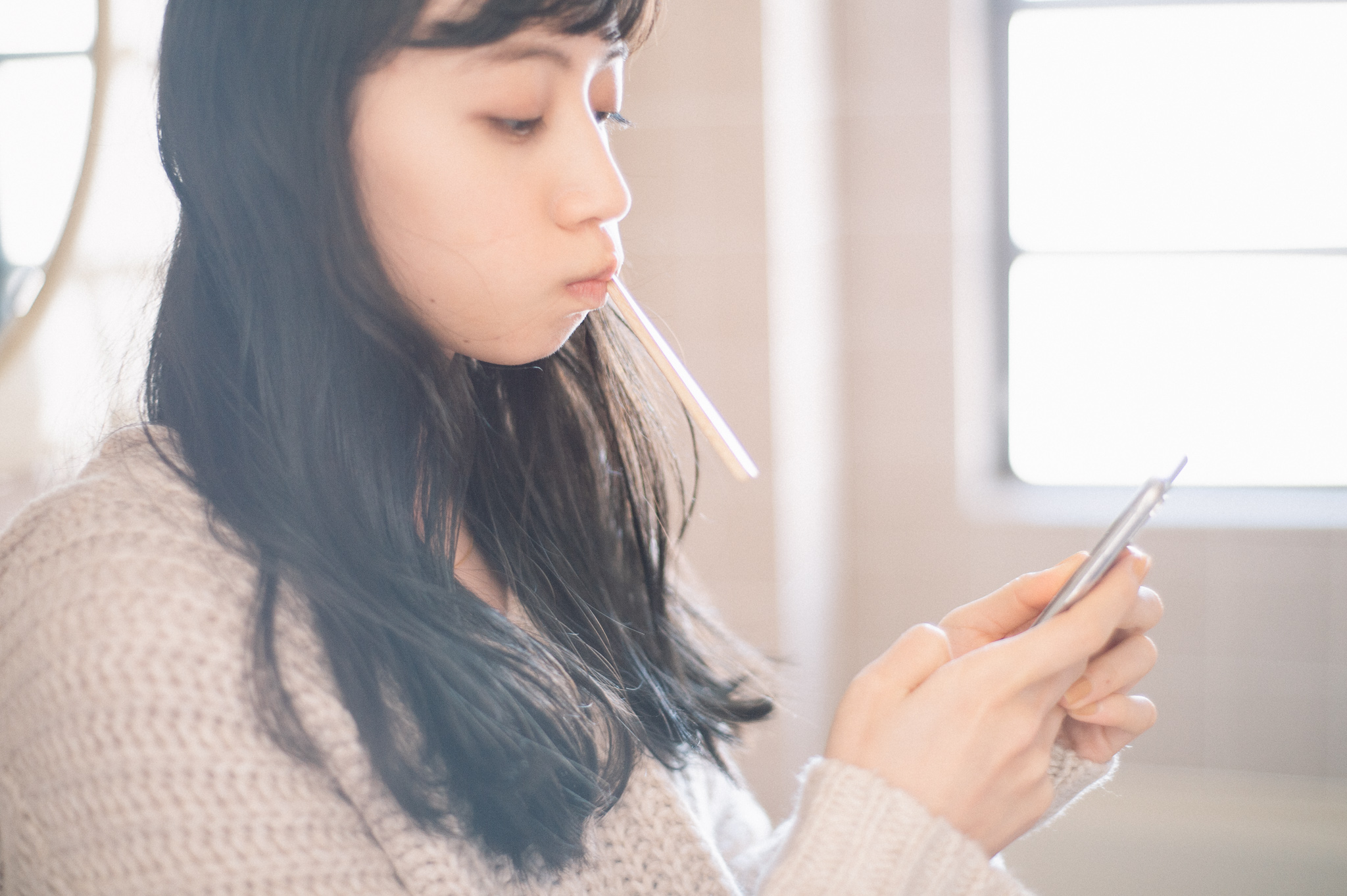 スマホをもっている女性