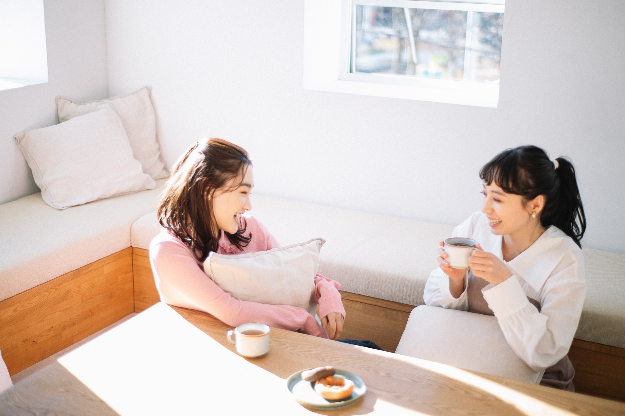 お話している女性2人