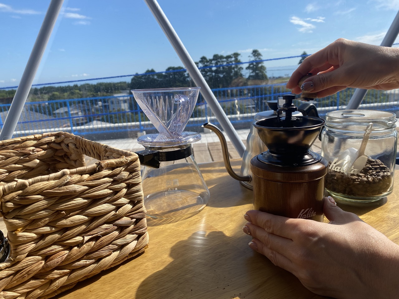 コーヒーを挽いているところ