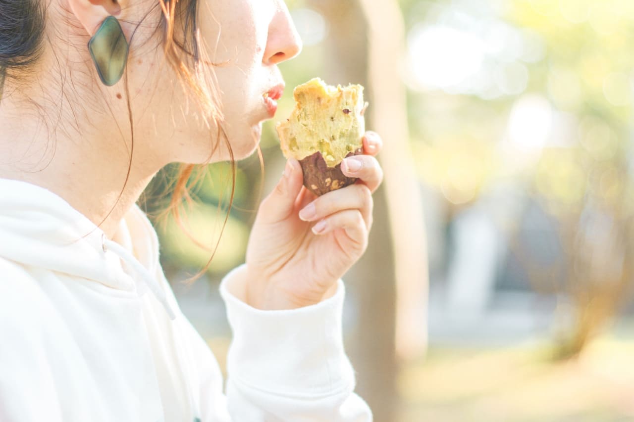 さつまいもを食べる女性