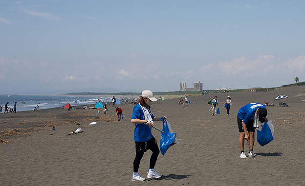 湘南で行われたSHIPSのビーチクリーン活動