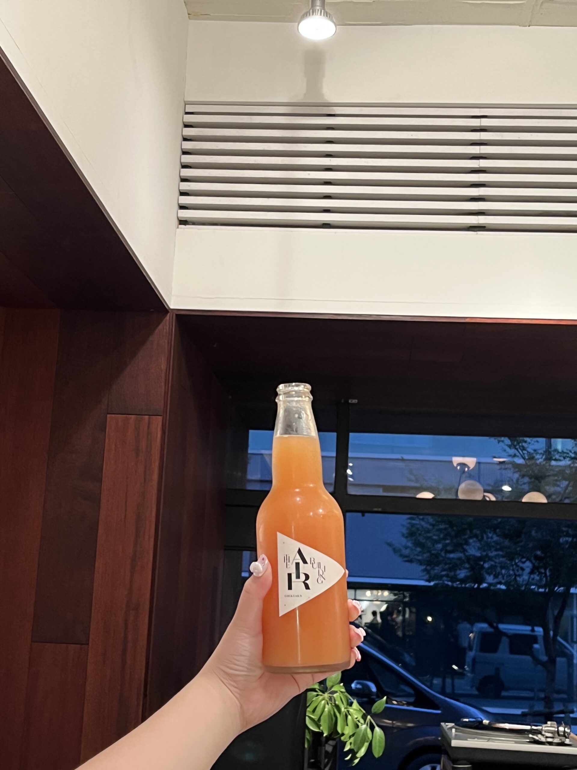 カフェオリジナルドリンクを持っている手元