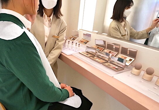 メイクをしてもらっているところ