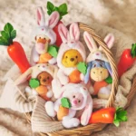うさぎのコスチュームを身につけたプーさんと仲間たちのぬいぐるみ