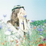 お花畑と女性