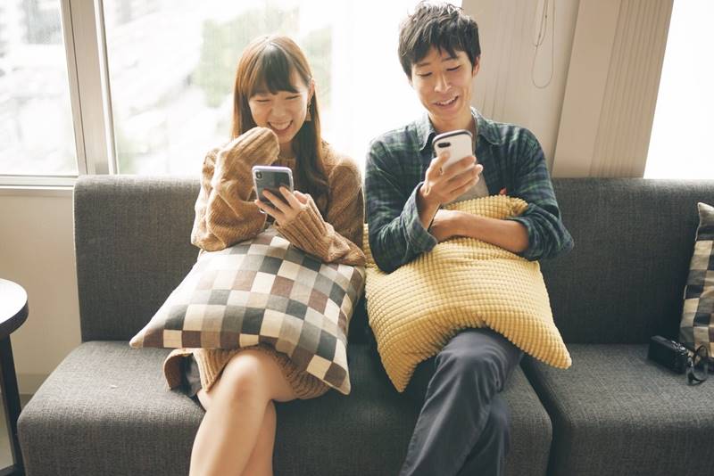 スマホを見ている男女