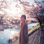 桜の木の下の笑顔の女性