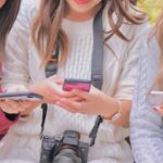 スマホを見る3人