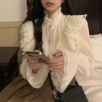 白いブラウスを着た女の子