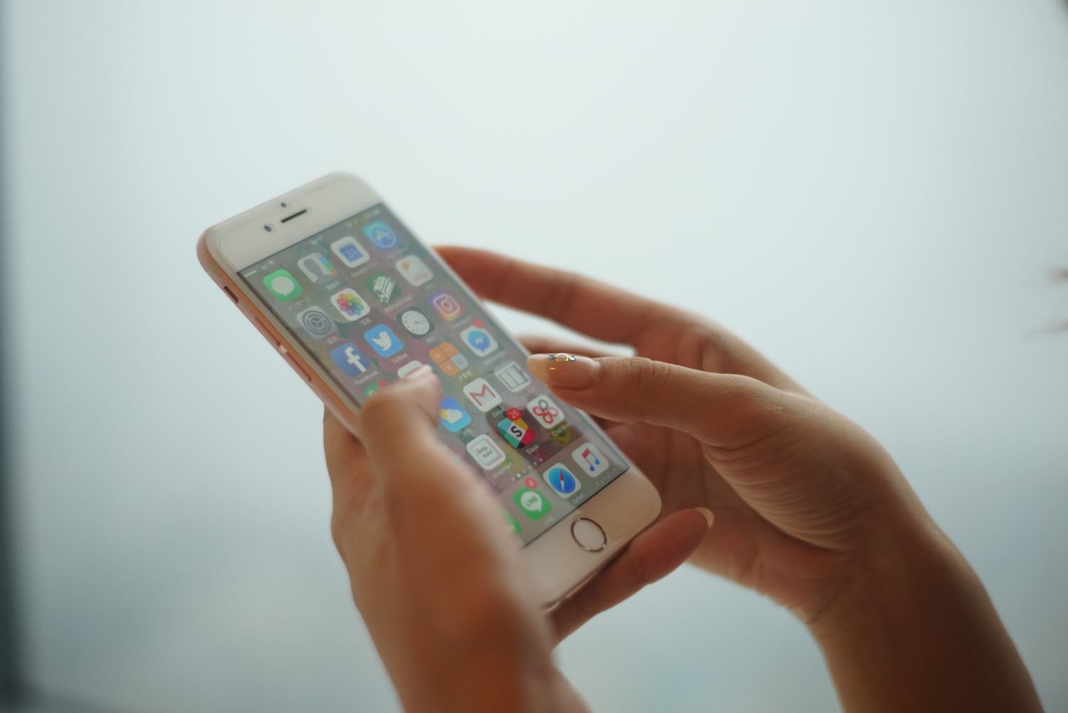 スマホを持っている様子
