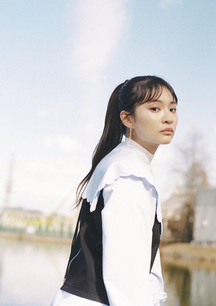 横を向いている女性