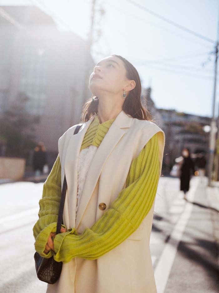 空を見上げる女性