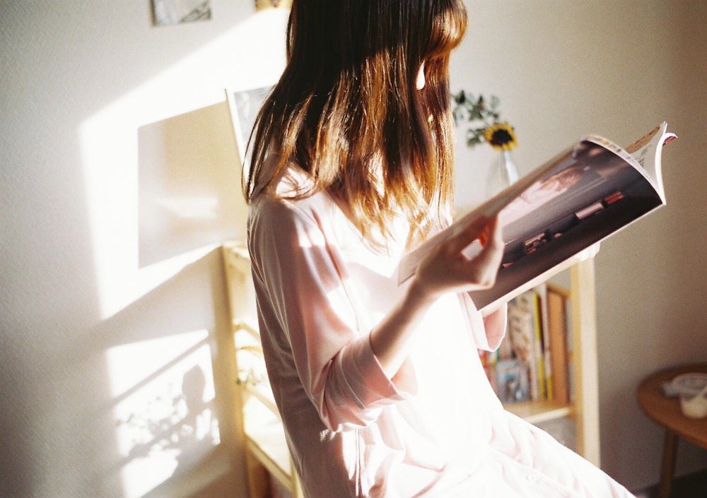 本を読む女性