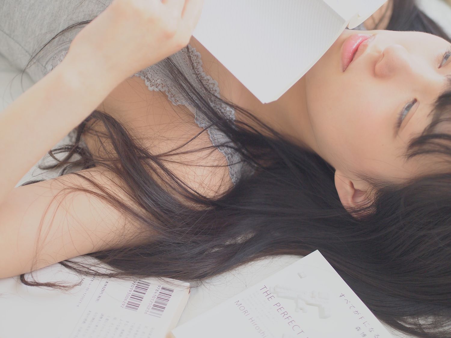 本を持っている女性
