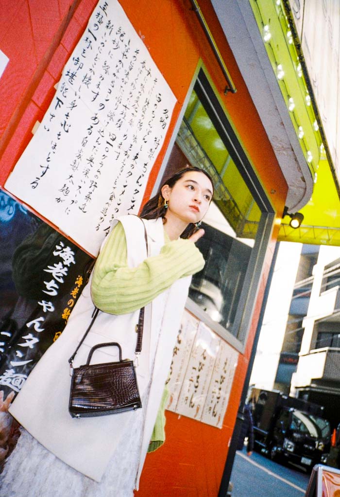 考え事をしている女性