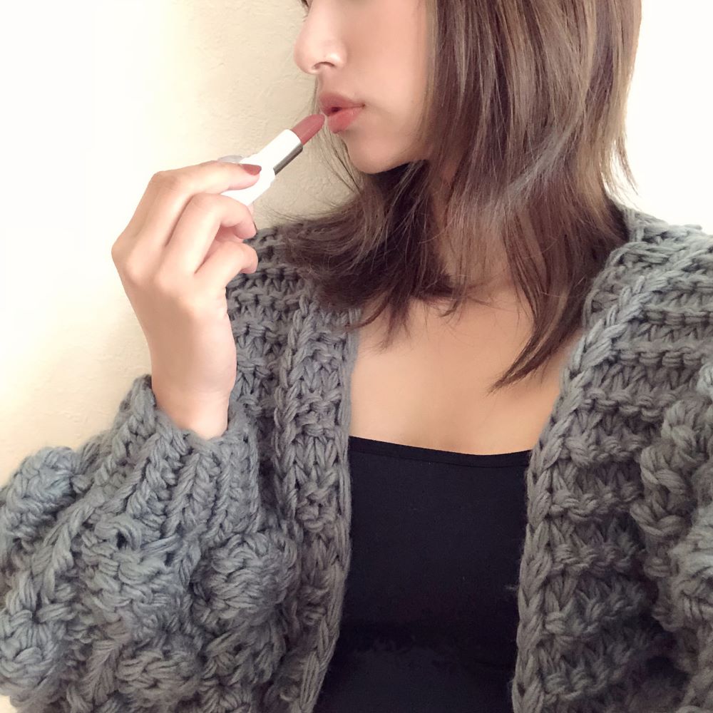 リップを塗る女性