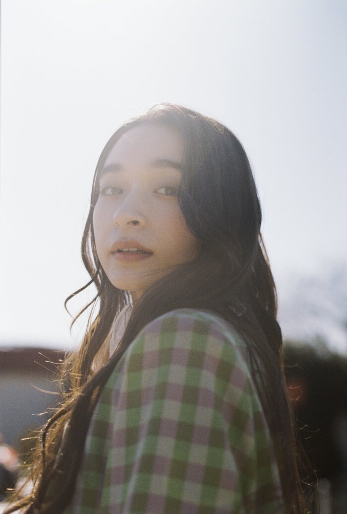 目線を合わせる女性