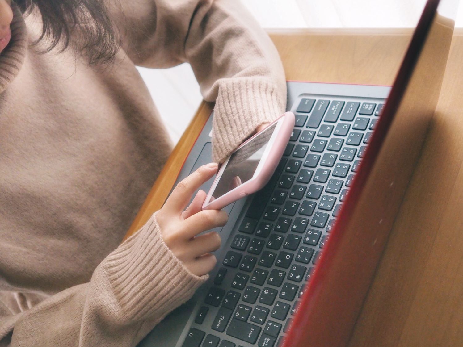 スマホを操作する様子