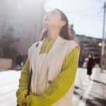 上を見上げる女性